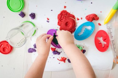 Çocuk anaokulunda renkli plastikinle oynuyormuş. Yüksek kalite fotoğraf