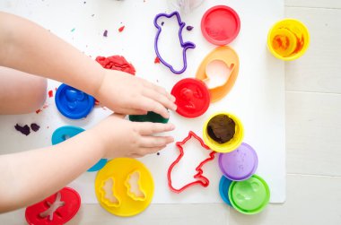 Çocuk anaokulunda renkli plastikinle oynuyormuş. Yüksek kalite fotoğraf