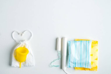 Regl sırasında yeniden kullanılabilir hijyen ürünleri kullanma kavramı. Yüksek kalite fotoğraf.