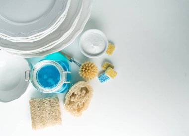 Plastiksiz bulaşık konsepti beyaz arka planda fotokopi alanı ile yıkanır. Yüksek kalite fotoğraf