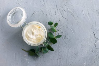 Cam kavanozdaki deriyi nemlendirmek için hazır vücut yağı. Yüksek kalite fotoğraf