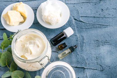 İçinde malzemeler olan vücut yağı ve koyu beton arka planda gerekli yağlar. Yüksek kalite fotoğraf