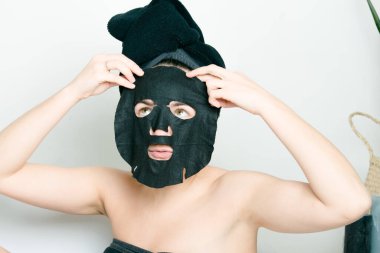 Genç kız Kore kumaş maskesi takıyor. Yüksek kalite fotoğraf