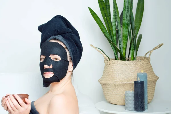 Chica Joven Disfruta Tratamiento Spa Para Piel Belleza Una Máscara — Foto de Stock