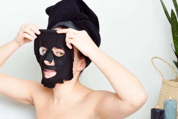 Młoda Dziewczyna Zakłada Maskę Koreańskiej Tkaniny Wysokiej Jakości Zdjęcie — Zdjęcie stockowe