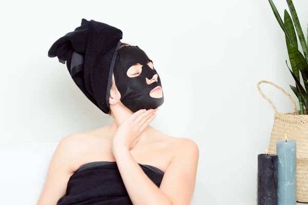 Ung Flicka Åtnjuter Spabehandling För Skönhet Hud Trasa Mask Högkvalitativt — Stockfoto