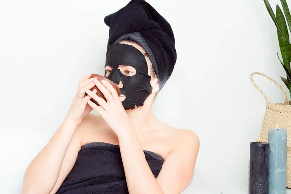 Junges Mädchen Genießt Eine Wellness Behandlung Für Schönheitshaut Einer Stoffmaske — Stockfoto