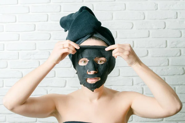 Ung Flicka Sätter Ansikte Koreanska Tyg Mask Högkvalitativt Foto — Stockfoto