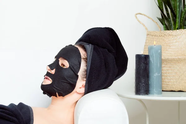 Chica Joven Disfruta Tratamiento Spa Para Piel Belleza Una Máscara —  Fotos de Stock