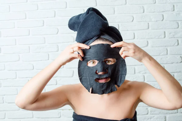 Ung Flicka Sätter Ansikte Koreanska Tyg Mask Högkvalitativt Foto — Stockfoto