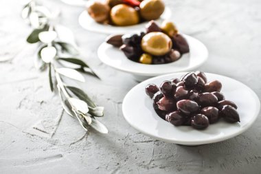 Beyaz kaselerde seçilmiş zeytin turşusu. Yüksek kalite fotoğraf