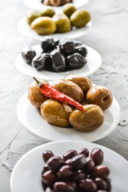 Beyaz kaselerde seçilmiş zeytin turşusu. Yüksek kalite fotoğraf