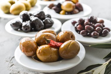Beyaz kaselerde seçilmiş zeytin turşusu. Yüksek kalite fotoğraf