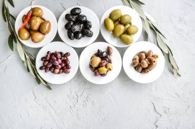 Beyaz kaselerde seçilmiş zeytin turşusu. Yüksek kalite fotoğraf