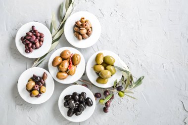Beyaz kaselerde seçilmiş zeytin turşusu. Yüksek kalite fotoğraf