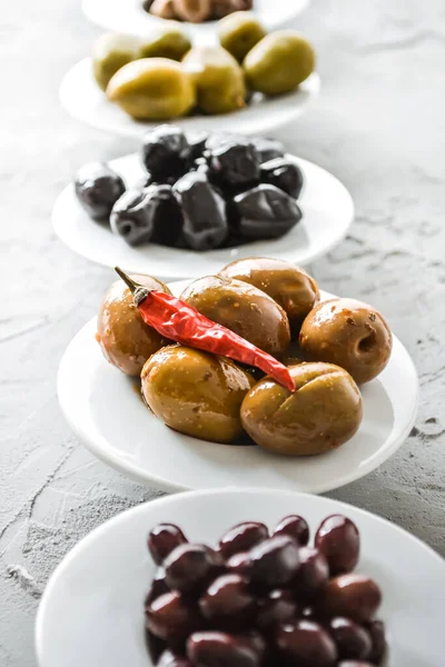 Beyaz kaselerde seçilmiş zeytin turşusu. Yüksek kalite fotoğraf