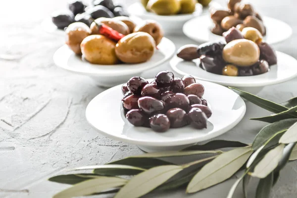 Beyaz kaselerde seçilmiş zeytin turşusu. Yüksek kalite fotoğraf