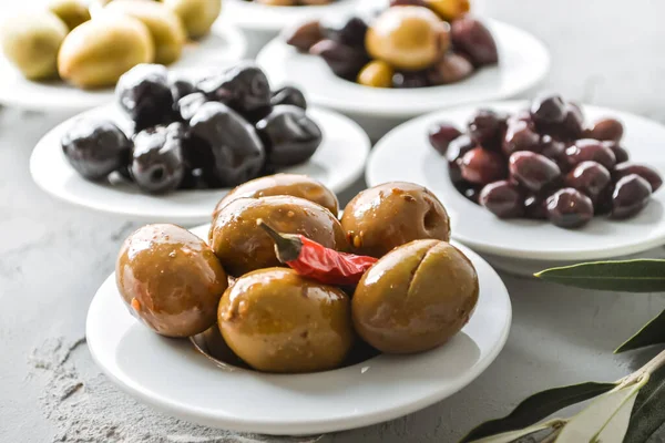 Beyaz kaselerde seçilmiş zeytin turşusu. Yüksek kalite fotoğraf