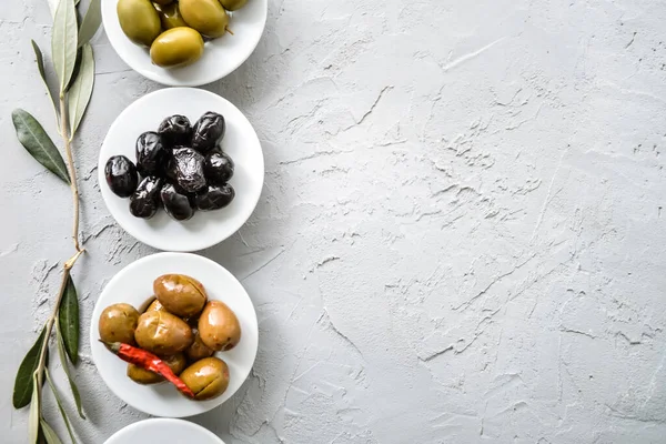 Beyaz kaselerde seçilmiş zeytin turşusu. Yüksek kalite fotoğraf