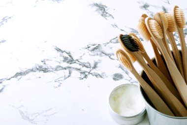 Bambu dişler banyoda mermer zemin üzerinde fotokopi alanı olan fırçalar. Yüksek kalite fotoğraf