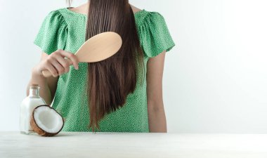 Hindistan cevizi yağına dikkat ederek mükemmel saç. Yüksek kalite fotoğraf