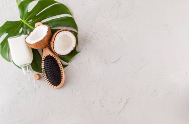 Beton arka planda hindistan cevizi yağı olan saç bakım konsepti. Yüksek kalite fotoğraf