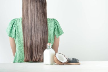 Hindistan cevizi yağına dikkat ederek mükemmel saç. Yüksek kalite fotoğraf