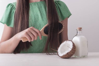 Hindistan cevizi yağına dikkat ederek mükemmel saç. Yüksek kalite fotoğraf