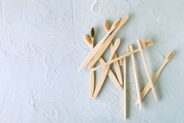 Beton arka planda bambu diş fırçaları ve fotokopi alanı. Yüksek kalite fotoğraf