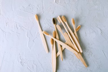 Beton arka planda bambu diş fırçaları ve fotokopi alanı. Yüksek kalite fotoğraf