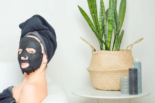 Ung Flicka Åtnjuter Spabehandling För Skönhet Hud Trasa Mask Högkvalitativt — Stockfoto