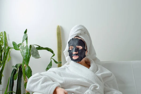 Ung Flicka Åtnjuter Spabehandling För Skönhet Hud Trasa Mask Högkvalitativt — Stockfoto