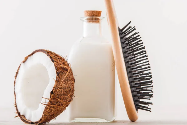 Haarpflegekonzept Mit Kokosöl Auf Weißem Hintergrund Hochwertiges Foto — Stockfoto