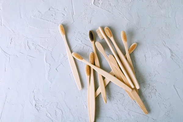 Beton arka planda bambu diş fırçaları ve fotokopi alanı. Yüksek kalite fotoğraf