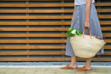 Kadın plastik ambalajsız ürünlerle alışveriş yapmak için saman tutuyor. minimalist kavram