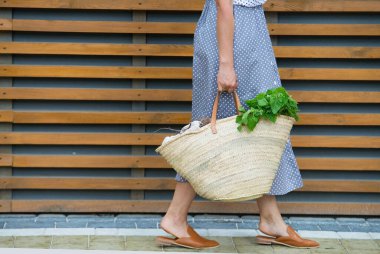 Kadın plastik ambalajsız ürünlerle alışveriş yapmak için saman tutuyor. minimalist kavram