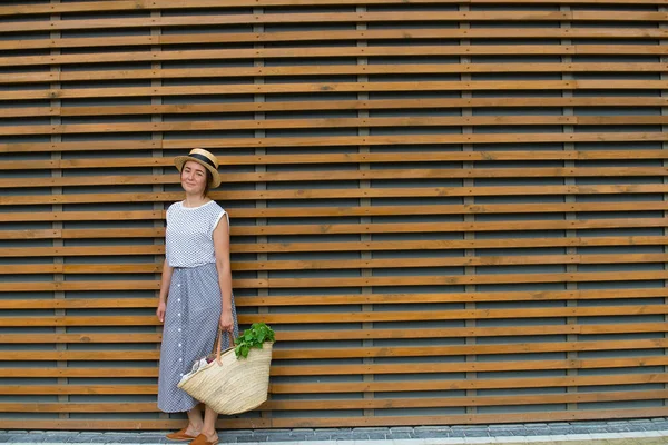 Kadın plastik ambalajsız ürünlerle alışveriş yapmak için saman tutuyor. minimalist kavram