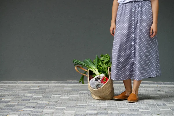 Kadın plastik ambalajsız ürünlerle alışveriş yapmak için saman tutuyor. minimalist kavram