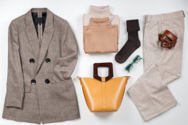 Temel minimalist gardırop. Düz yatıyordu. Yüksek kalite fotoğraf