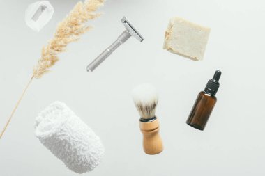 Metal kasa tıraş makinesi, ahşap fırça ve sabunla tıraş olmaya hazır. yükselme kavramı uçan nesneler