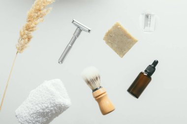 Metal kasa tıraş makinesi, ahşap fırça ve sabunla tıraş olmaya hazır. yükselme kavramı uçan nesneler