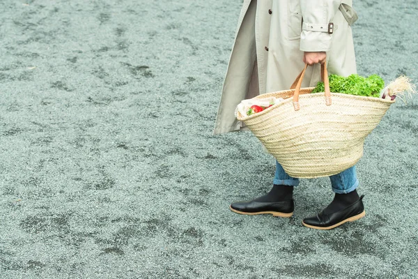 Mujer Tiene Bolsa Compra Paja Con Productos Sin Bolsas Plástico —  Fotos de Stock