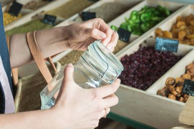 Plastiksiz ürün alma süreci. Yüksek kalite fotoğraf