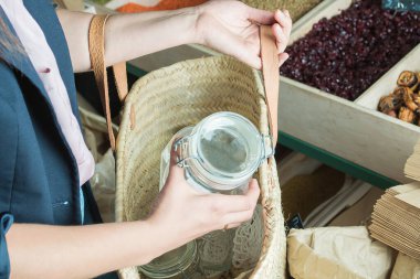 Plastiksiz ürün alma süreci. Yüksek kalite fotoğraf