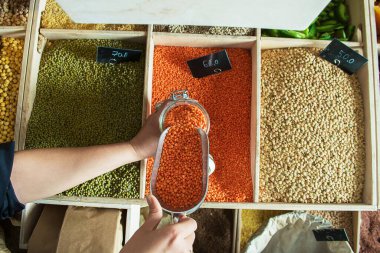 Plastiksiz ürün alma süreci. Yüksek kalite fotoğraf