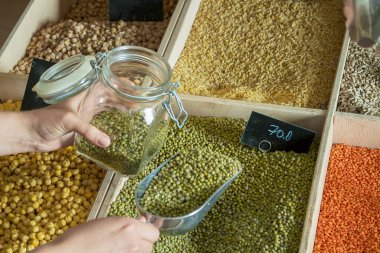 Plastiksiz ürün alma süreci. Yüksek kalite fotoğraf