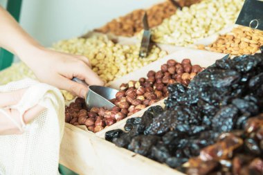 Plastiksiz ürün alma süreci. Yüksek kalite fotoğraf