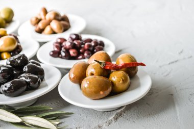 Beyaz kaselerde seçilmiş zeytin turşusu. Yüksek kalite fotoğraf