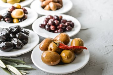 Beyaz kaselerde seçilmiş zeytin turşusu. Yüksek kalite fotoğraf