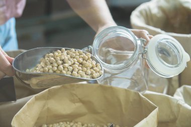 Plastiksiz bir mağazadan ürün alma süreci. Yüksek kalite fotoğraf